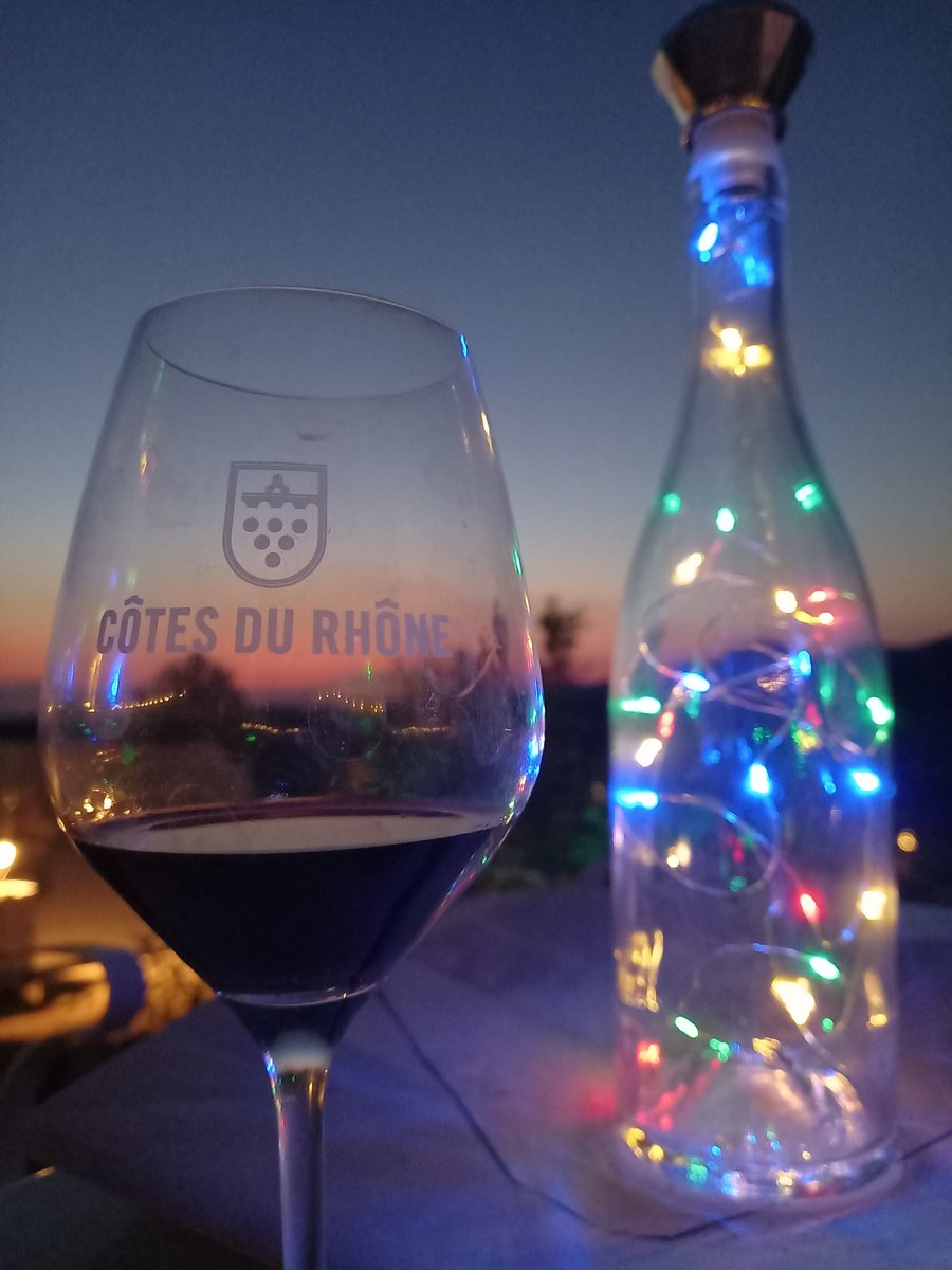 Envie d'une escapade nocturne magique ? Découvrez nos Rendez-vous Terroirs !

Entre Vignes et Lumières, c’est du 1er juillet au 2 septembre sur un itinéraire de 2km au domaine de la Bouvaude. Imaginez une histoire immersive en harmonie avec la nature… 

vins-rhone-tourisme.fr/fetes-et-manif…