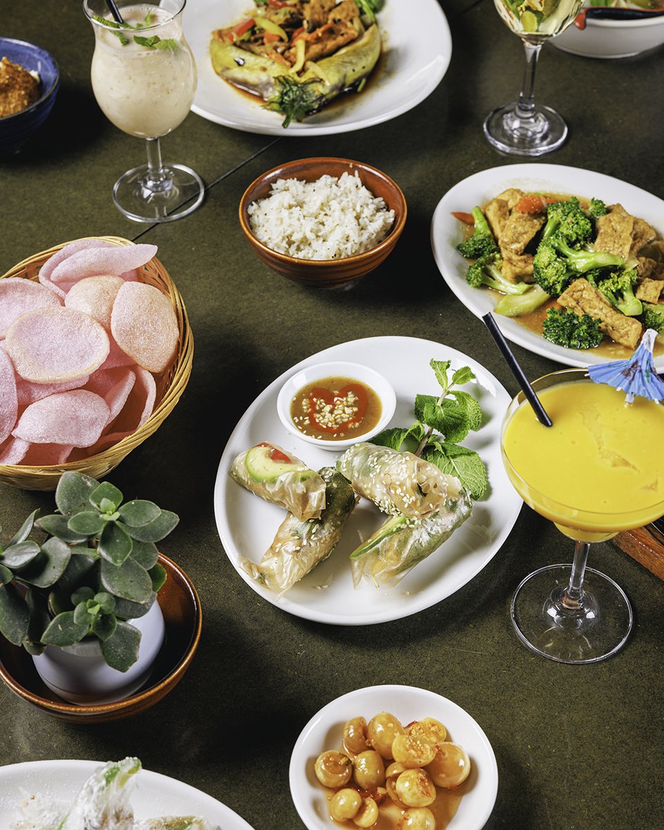 With Father’s Weekend just a couple days away, it’s time to book that table and treat your dad to a Viet feast he’ll never forget. Get him working those chopstick muscles! 🥢👨 #VietnameseRolls #FathersDay