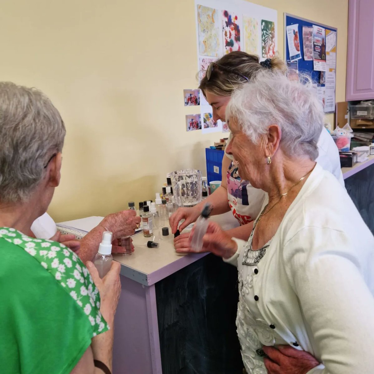 Youghal Social Crafters hosted Farranree Women's group in Youghal Community Health Project this morning. They enjoyed making cards & essential oils with plenty tea & chats. The morning was finished off with a fantastic singalong in the Garden Room #CKCH #HSE #communityworkcork