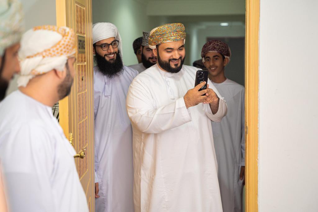IssaAlsalti's tweet photo. سرنا افتتاح محل @AL__MUNTHERلبيع وتأجير مستلزمات الأفراح الرجالية بولاية بوشر تحت رعاية ابن العم الشيخ سليمان بن محفوظ الصلتي
والمحل لأحد الشباب المسرح من عمله
نوجه الدعوة لمختلف فئات المجتمع في ولاية بوشر بشكل خاص ومحافظة مسقط بشكل عام لدعم هذا المشروع الشبابي
@Bosher_network https://t.co/eOXrx3G3Kr