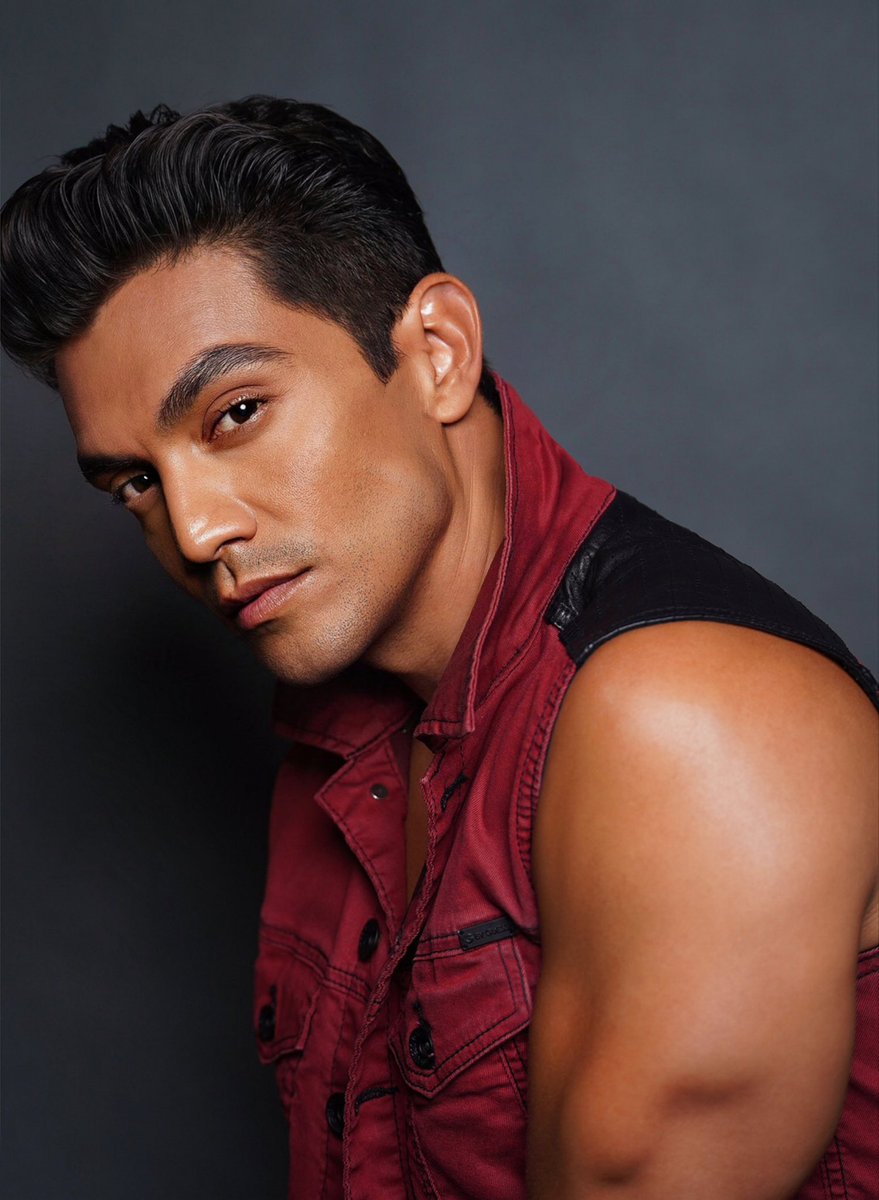 Serving eyes and triceps 😛. 

*** #Hair, #Makeup, and #photography by #rachelbrunollc #rachelbrunophotography 📸 #OneStopShop 

Rep: @msaagency 
Mngr: @thestandergroup 

#Actor #Dancer #Model #aerialist #commercialdancer #malemodel #maledancer #sytycd #dwts #antoniomartinez