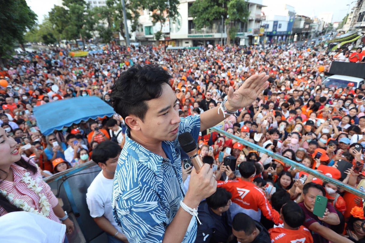 Pita_MFP's tweet photo. มาเดินสายขอบคุณพี่น้องประชาชนชาวเหนือที่ #ลำปาง #ลำพูน #เชียงใหม่ แต่กลายเป็นได้รับส่งพลังใจกลับมาอย่างไม่น่าเชื่อ 💯💯💯

เสร็จงานแล้วยังนึกถึงแต่เพลง "รางวัลแด่คนช่างฝัน" ของอ้ายจรัล มโนเพ็ชร ตลอดเลย
.
จับมือเดินเคียงข้าง ไปต่อด้วยกันนะครับทุกคน 🧡

#ก้าวไกล https://t.co/yPO0dgQPFn