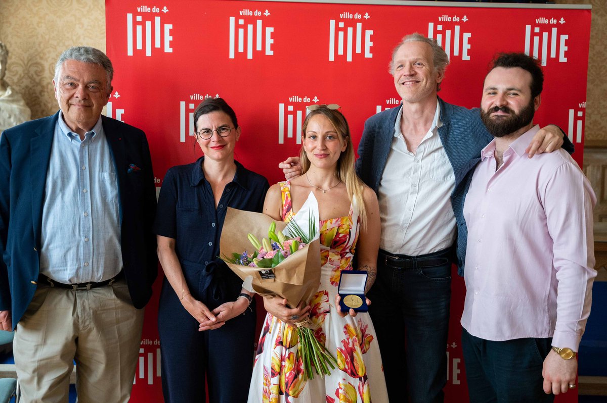 ch_brun's tweet photo. 🎖🎵 Remise de la médaille d'or de @lillefrance à la talentueuse soprano #VaninnaSantoni 
🙏 Merci à elle pr sa participation au Concert de la Nuit de la Ste Catherine organisé ce soir par le @rotarylille en partenariat avec #SolidArt, au profit du @SecoursPopNord. @MartineAubry https://t.co/M6yXGFPL9A