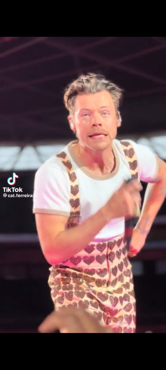 Che bello <a href="/Harry_Styles/">Harry Styles.</a> in questo video. Faccio uno screen da mettere come sfondo
Lo screen: