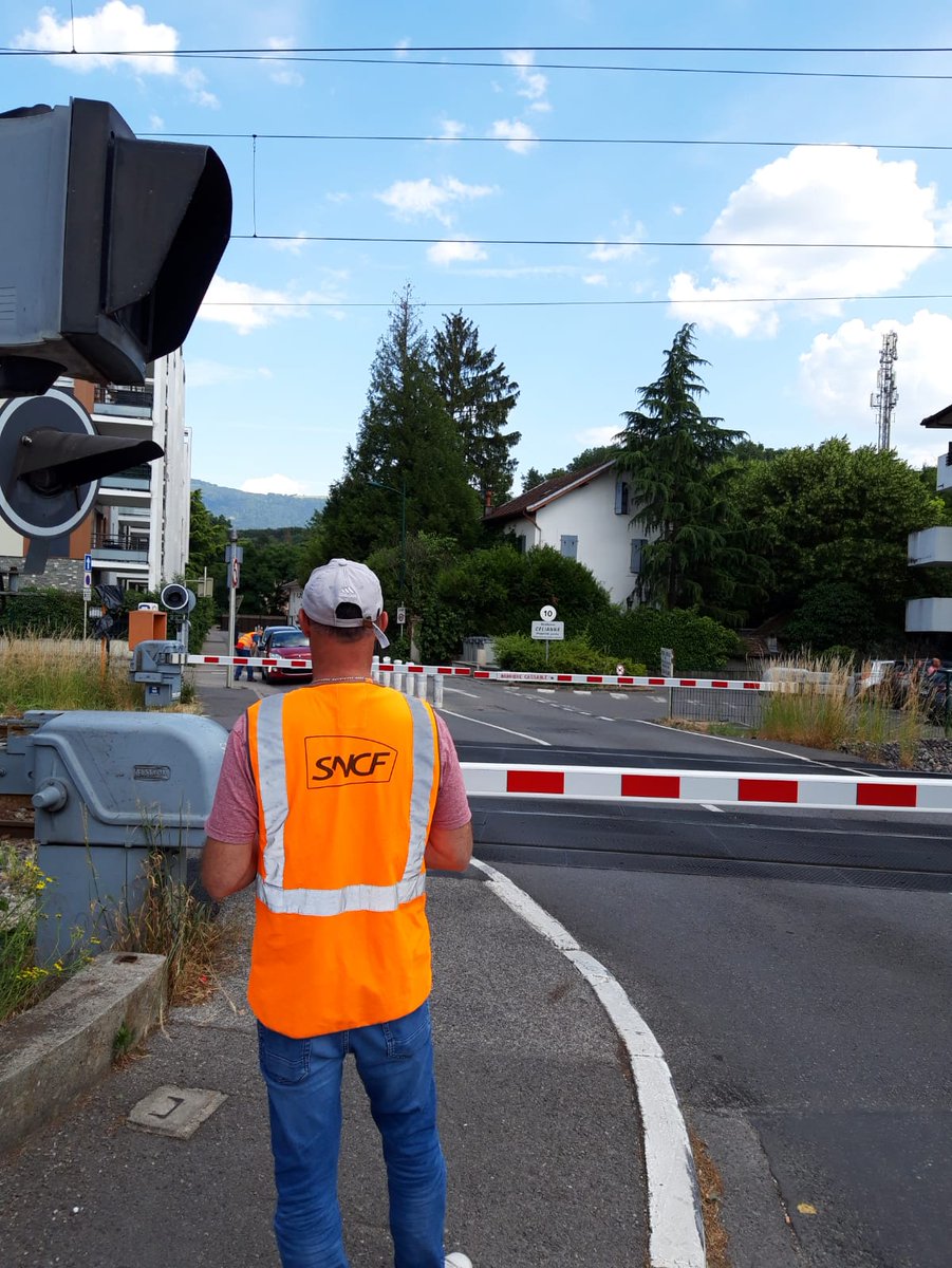 BeatriceLeloup's tweet photo. Opération de prévention en cours à Saint-Julien-en-Genevois (74)📍à l’occasion de la journée mondiale de la #sécuritéroutière aux passages à niveau

🎯Sensibiliser les usagers aux consignes de sécurité

Feu rouge clignotant = arrêt absolu ! 🚨🚦

@SNCFReseau #RestonsVigilants https://t.co/hcJbYV2tIM