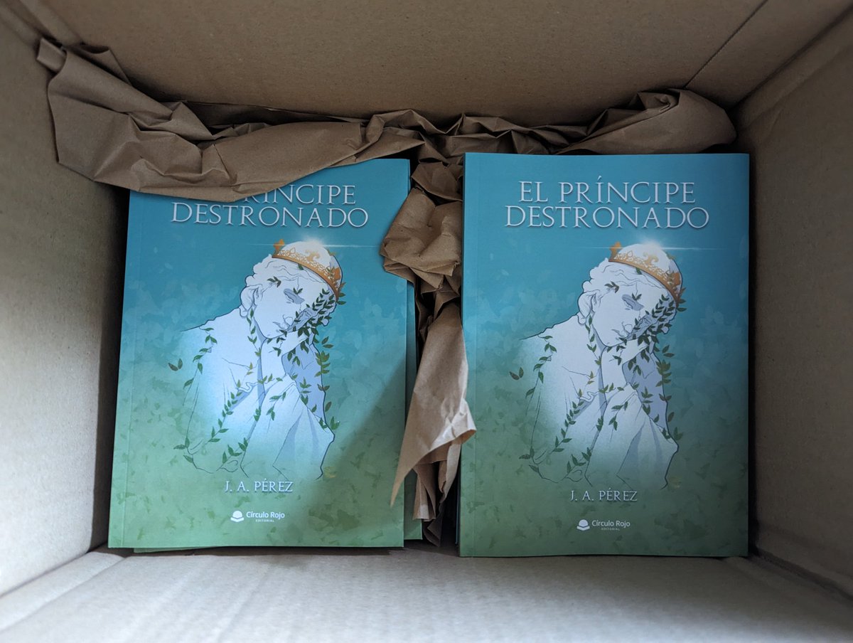 Ya llegaron los primeros ejemplares... 😬😍 

#ElPríncipeDestronado @Edicirculorojo