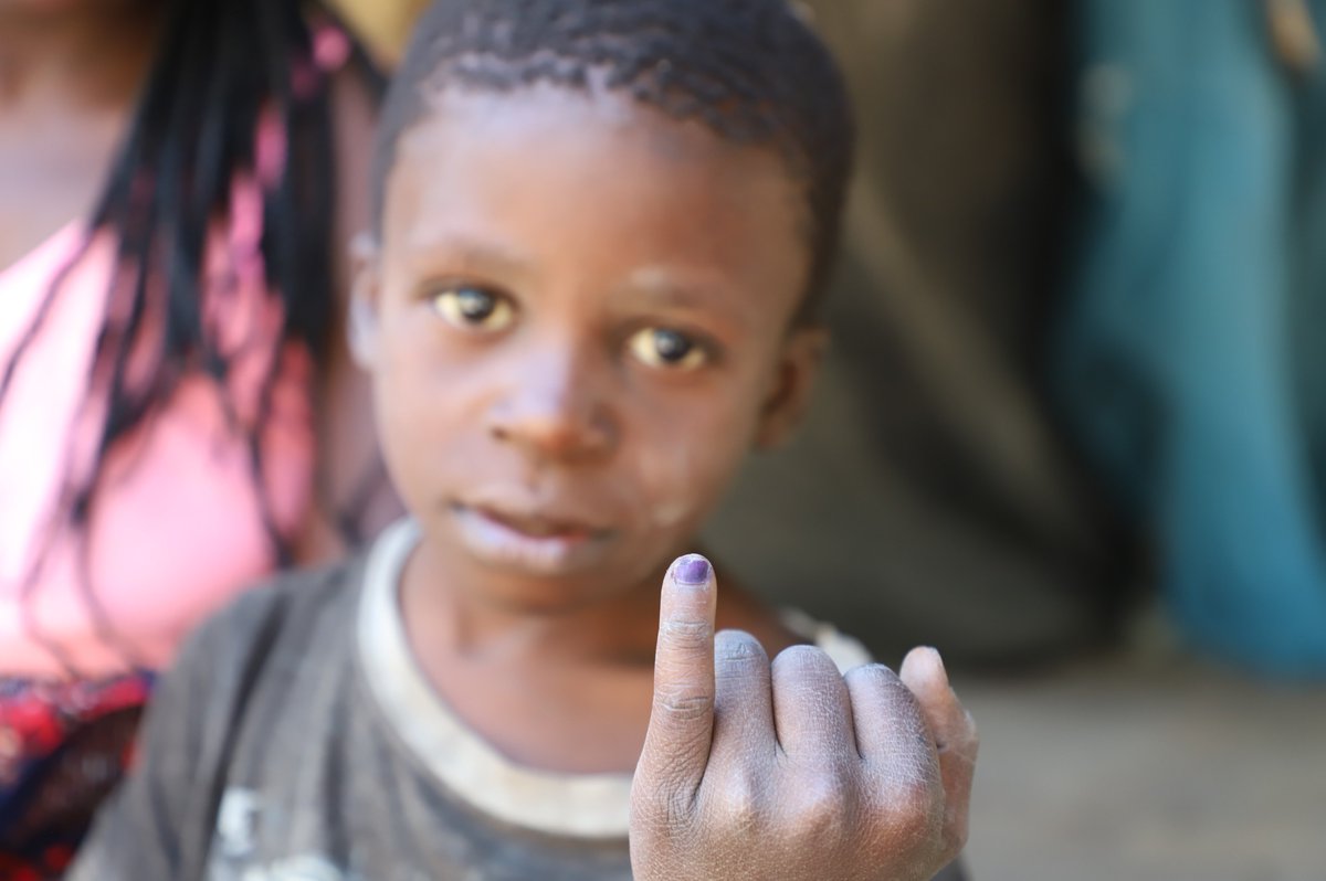 Zinho Mateus da localidade de Mantuto 5º Girassol na #Zambézia🇲🇿 mostra o dedo marcado após receber a vacina 💉 contra a #polio. Na 8ª ronda da campanha 📢de vacinação organizada pelo @SaudeMisau com o apoio da @OMSMocambique como membro da #GPEI @EndPolioNow @WHOAFRO