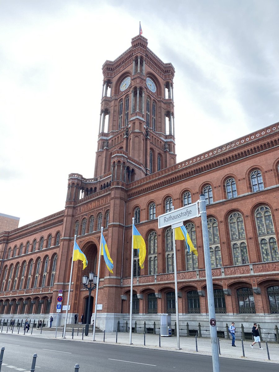 kendernayjanos's tweet photo. A ‚Strong Cities Network‘ keretében megrendezett berlini fórumon a városainkat, demokratikus értékeinket kikezdeni próbáló szélsőségességekkel kapcsolatos jelenségeket, helyzeteket vizsgáltuk meg, osztottuk meg egymással a tapasztalatainkat. 
#városdiplomácia #strongcitiesnetwork https://t.co/uQuGTfGuLf