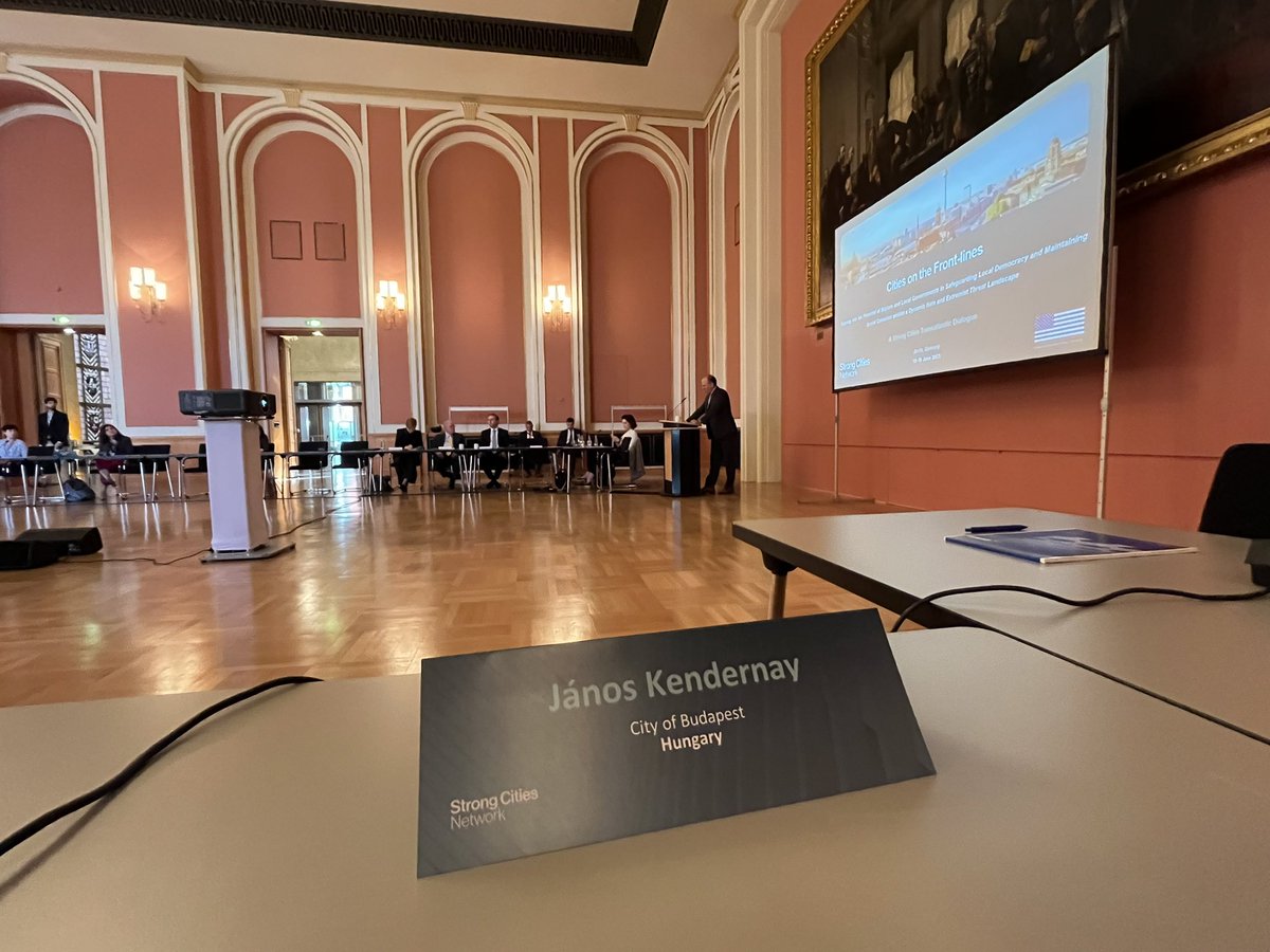 kendernayjanos's tweet photo. A ‚Strong Cities Network‘ keretében megrendezett berlini fórumon a városainkat, demokratikus értékeinket kikezdeni próbáló szélsőségességekkel kapcsolatos jelenségeket, helyzeteket vizsgáltuk meg, osztottuk meg egymással a tapasztalatainkat. 
#városdiplomácia #strongcitiesnetwork https://t.co/uQuGTfGuLf