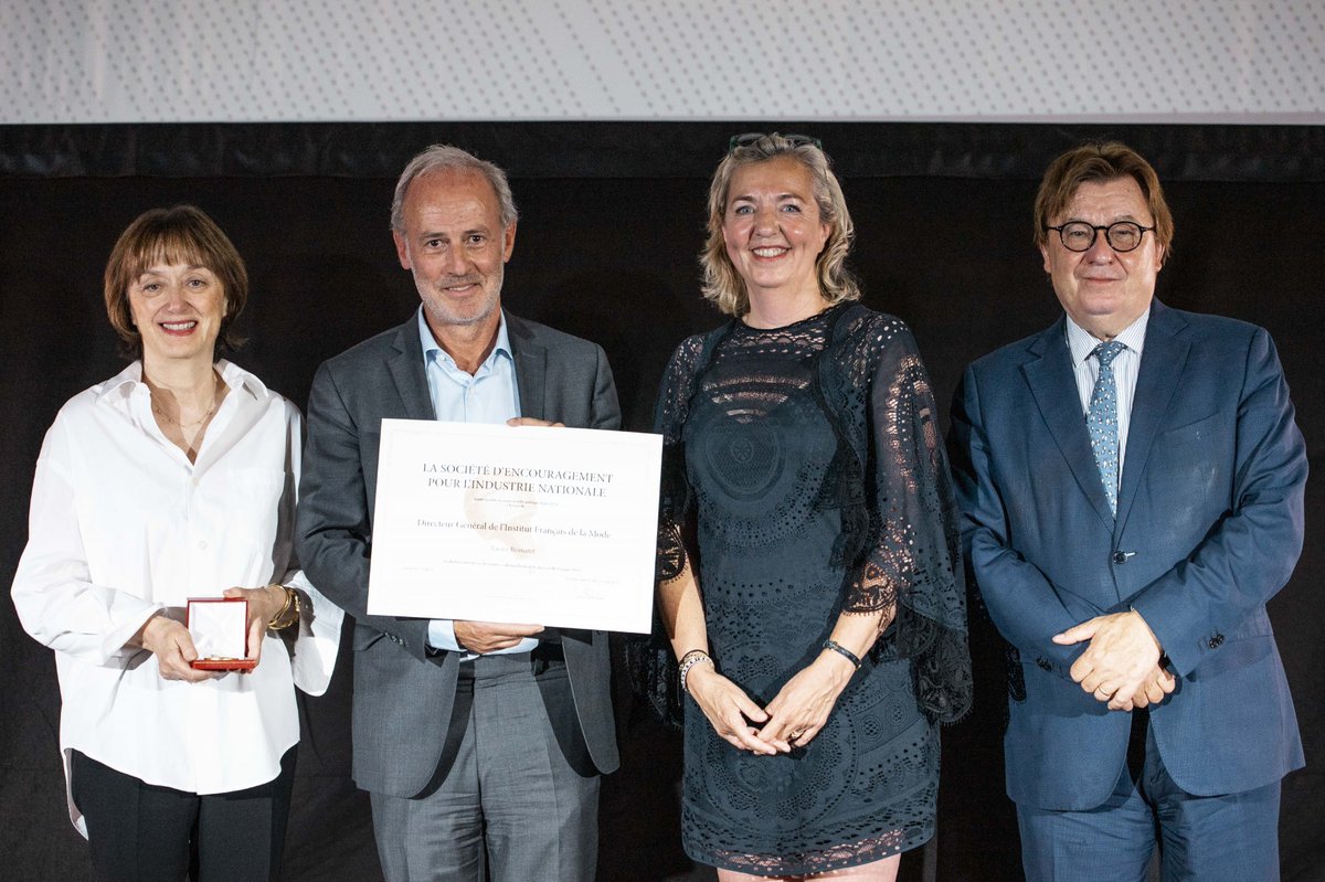 IndustrieFrance's tweet photo. 📸 Notre #Lauréat #Dermagne2023
#XavierRomatet
@IfmParis a reçu ce prix encourageant l'ambition de devenir l'école de mode de référence mondiale basée à Paris, capitale de la mode par la présence des principaux acteurs du luxe mondial  ✨
@oliviermousson https://t.co/MscdNMpCqw