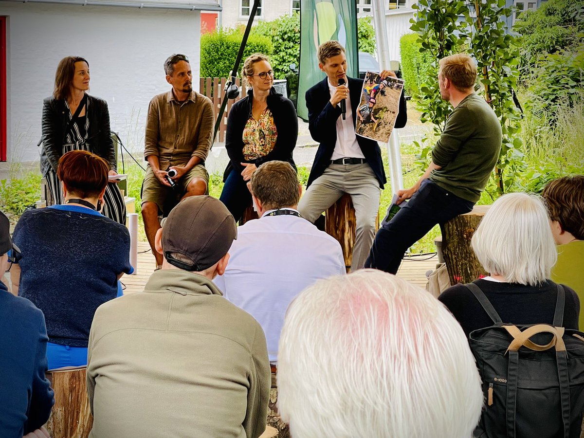 Karsten Bjørno (@bjornooo) on Twitter photo Skovrejsning er effektiv måde at beskytte grundvandet på for evigt imod produktion med miljøfarlige stoffer. Skov er også den helt store CO2-støvsuger.
#fmdk #dkpol #dkgreen #danva #danva1926
<a href="/Heunicke/">Magnus Heunicke</a> <a href="/ErlingBonnesen/">Erling Bonnesen</a> <a href="/Paulin_Anne/">Anne Paulin</a> <a href="/metteabildgaard/">Mette Abildgaard</a> @lassefrimandj <a href="/PiaOlsen/">Pia Olsen Dyhr</a> Skovrejsning er effektiv måde at beskytte grundvandet på for evigt imod produktion med miljøfarlige stoffer. Skov er også den helt store CO2-støvsuger.
#fmdk #dkpol #dkgreen #danva #danva1926
<a href="/Heunicke/">Magnus Heunicke</a> <a href="/ErlingBonnesen/">Erling Bonnesen</a> <a href="/Paulin_Anne/">Anne Paulin</a> <a href="/metteabildgaard/">Mette Abildgaard</a> @lassefrimandj <a href="/PiaOlsen/">Pia Olsen Dyhr</a>