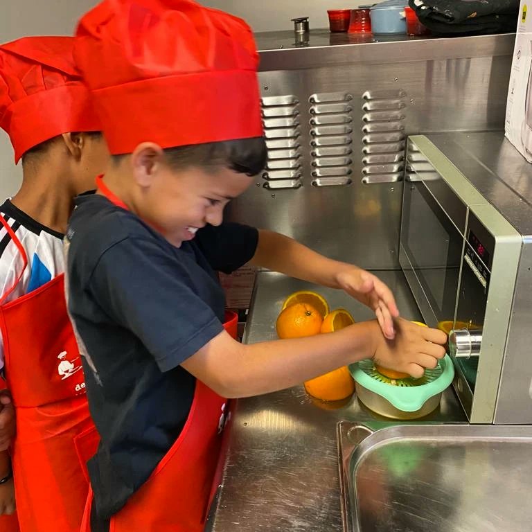 Escola Tabor (@escolataborbcn) on Twitter photo El mercat del ninot ens ha obert les portes per viure una gran experiènci!!! Hem comprat a les paradetes, hem elaborat receptes de cuina i després ens ho hem menjat! pot ser d’aquí uns anys algun dels infants de la classe de 3r A serà un gran cuiner #SomTabor14 <a href="/mercatdelninot/">Mercat del Ninot</a> El mercat del ninot ens ha obert les portes per viure una gran experiènci!!! Hem comprat a les paradetes, hem elaborat receptes de cuina i després ens ho hem menjat! pot ser d’aquí uns anys algun dels infants de la classe de 3r A serà un gran cuiner #SomTabor14 <a href="/mercatdelninot/">Mercat del Ninot</a>