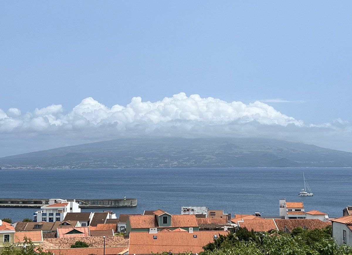 Die #IlhaDoPico von #Faial aus gesehen. Der Vulkan ist von Wolken umwoben. Steht ihm aber auch. #Portugal #Açores