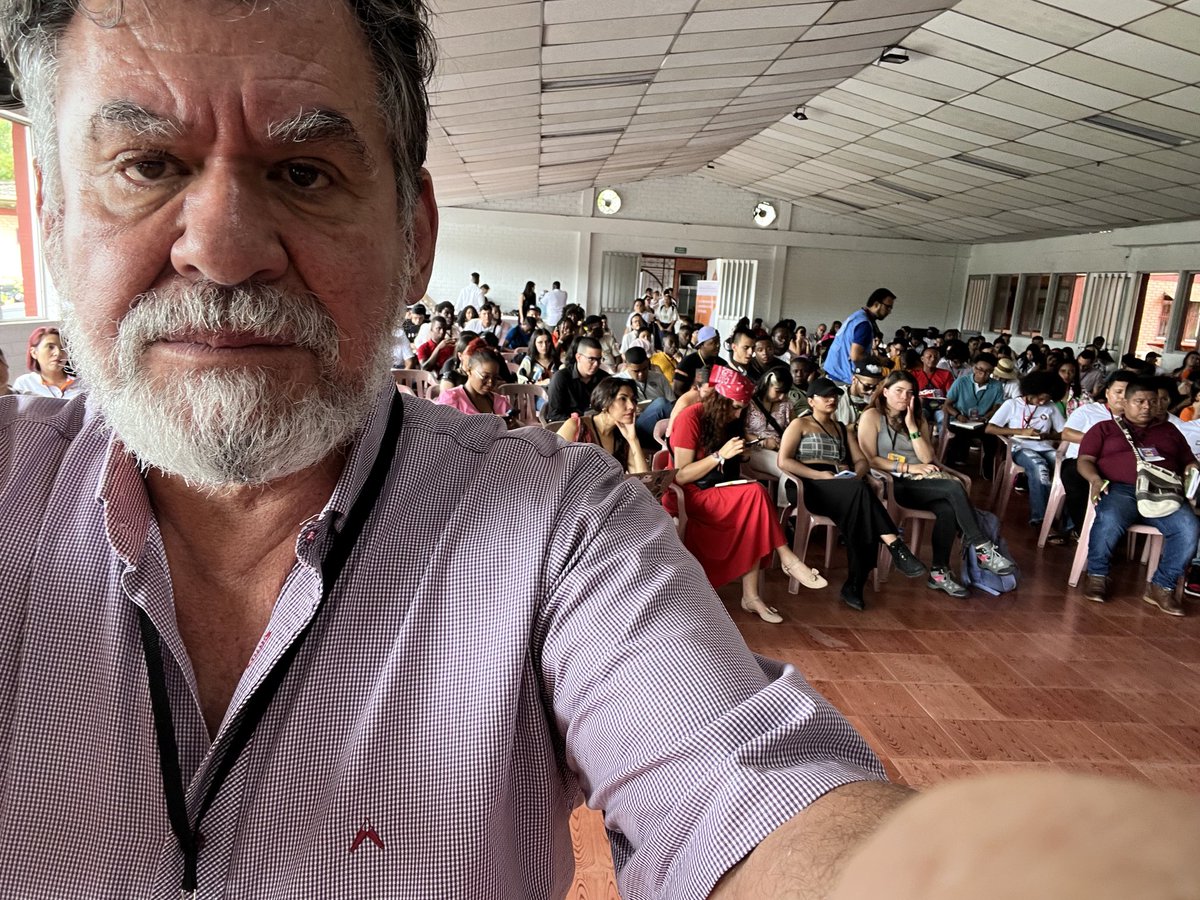 LeonVaLenciaA's tweet photo. Hay hechos que me producen una enorme felicidad en esta mi vejez, cuando el estallido social la Fundación Pares se fue a las calles del país a acompañar a los jóvenes que protestaban, ahora estamos  con chicas y chicos construyendo su agenda para hablarle al gobierno y a La Paz https://t.co/Z3NrRDz3CV