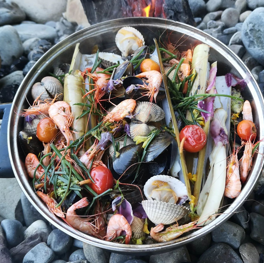 Thank you to everyone who entered our Father's Day Coastal #Foraging competition! We are proud to announce the winner as Laura Davies! We hope you have a great day exploring what the #Pembrokeshire #coast offers with @Coastal_Craig coastalforaging.co.uk