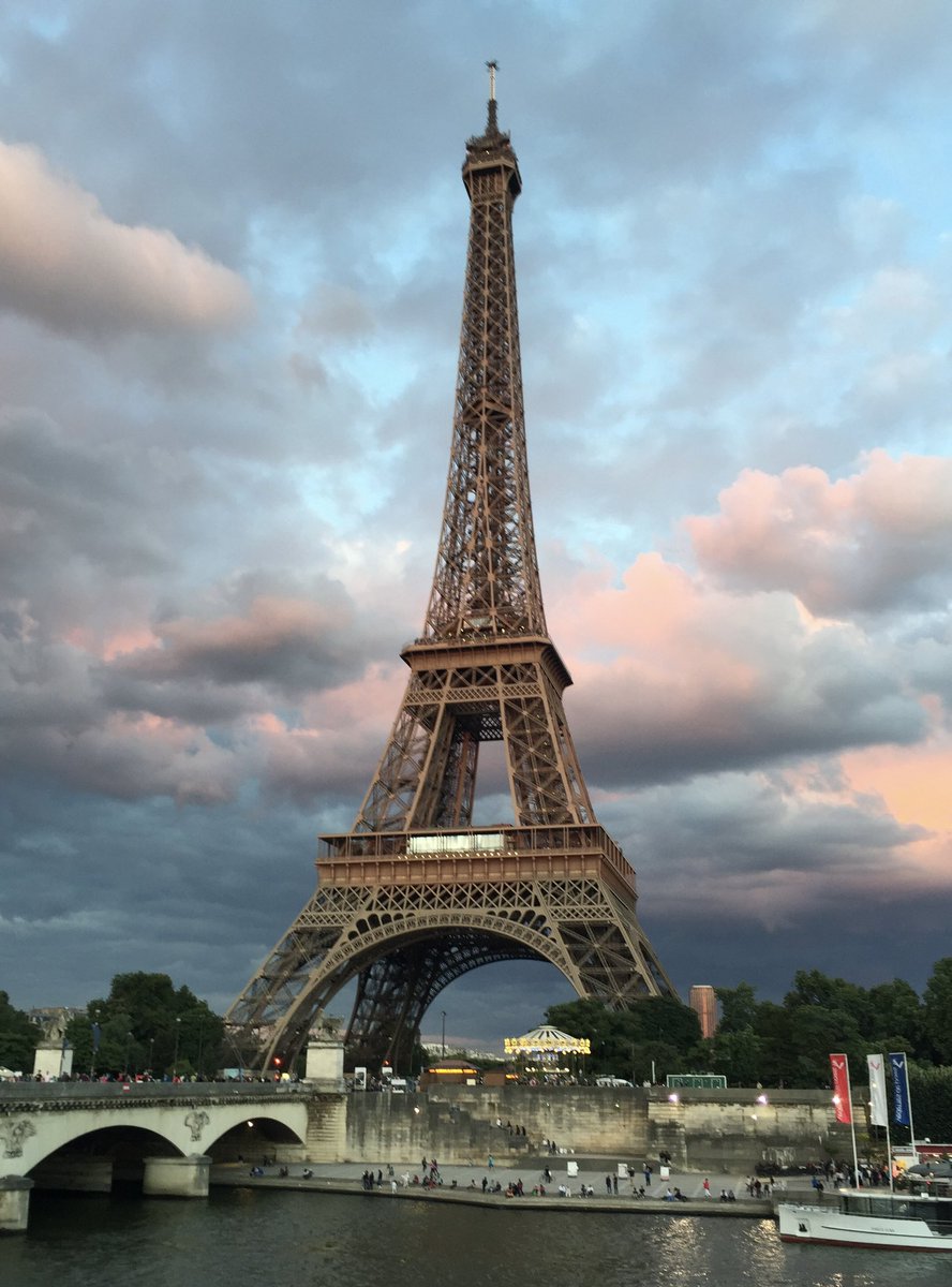 @LaTourEiffel @Paris_all_about A #Sunset and the Eiffel Tower - Now That’s Always a Beautiful Pairing!😀👍
#SundaySunsets