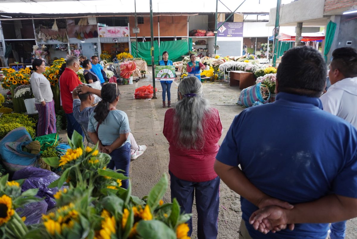 FiscaMuniLima's tweet photo. Continuamente realizamos labores de sensibilización sobre las medidas preventivas para evitar la propagación del dengue. Esta vez, visitamos el Mercado de Flores Santa Rosa 🌷🌹. https://t.co/LbQOXVlqzh