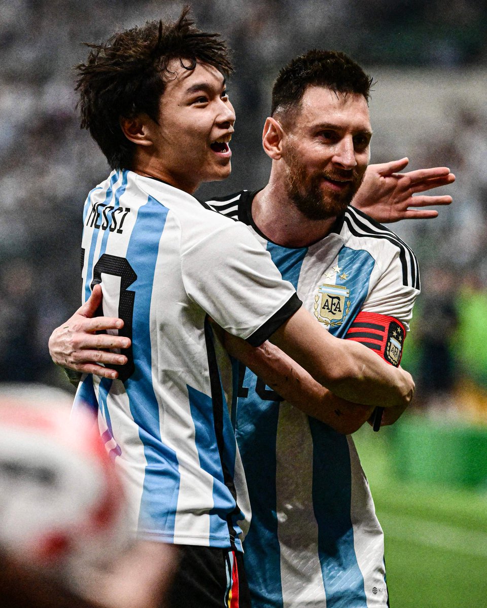 Lionel Messi hugged a fan who ran on the pitch ☺️