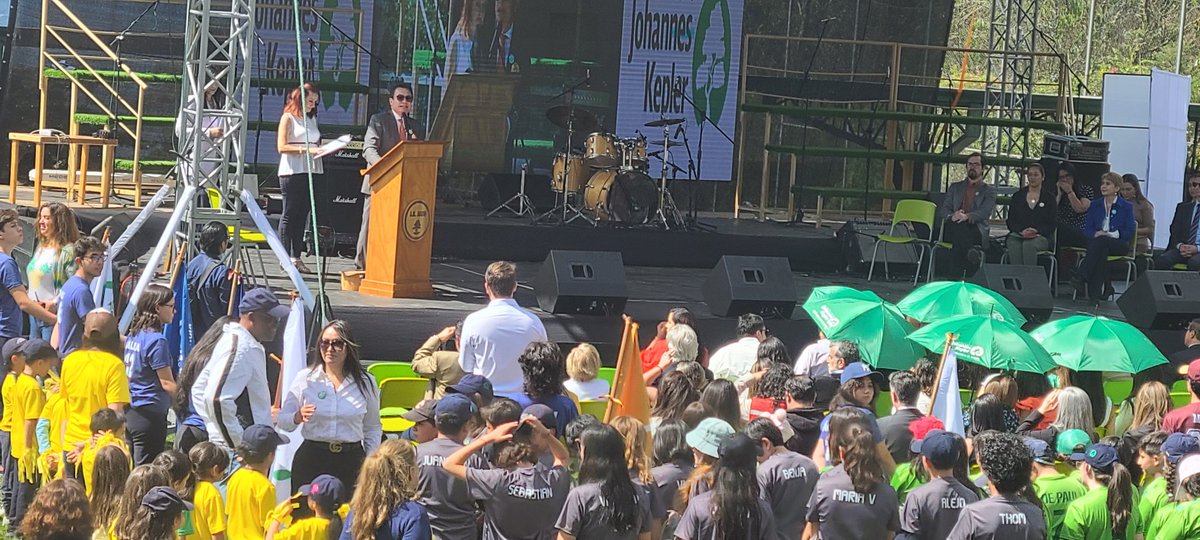 YamberlaL's tweet photo. Felicicitaciones @PabloPonce por su gran trabajo y sus logros, sin duda uno de los 10  mejores Colegios en el mundo por las buenas prácticas de sostenibilidad y cuidado al medio ambiente.@PaolaPabon https://t.co/acwS1xPPS8