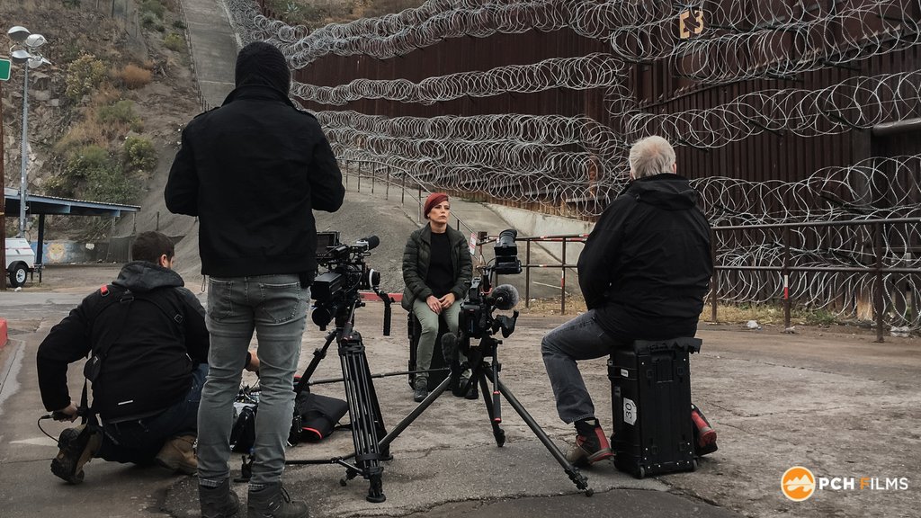 More #PCHFilms #BTS! Here is director/producer James Keach interviewing Lucina Rodriguez at the US-Mexico border during the production of #LindaAndTheMockingbirds.

#TBT #LindaRonstadt #JacksonBrowne #MexicanMusic #MexicanCulture #RockDoc #music #documentary