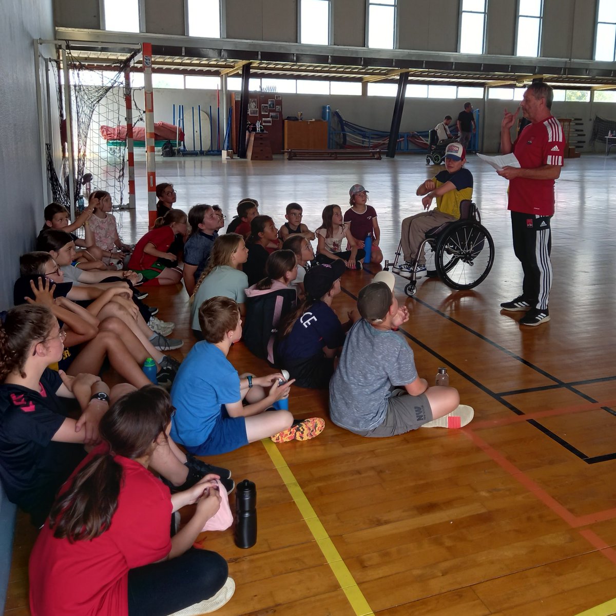 CPDEPS79's tweet photo. Rencontre rugby @usep_79  @VilleParthenay 250 élèves se sont retrouvés autour d'ateliers et d'un tournoi. Avec le SAP, le Handi Niort rugby Club, la FRNA R, les enseignants et les parents, les élèves ont pris beaucoup de plaisir. Merci à tous! @DSDEN79 @usepnationale @v_guggiari https://t.co/XAli7dcEP7