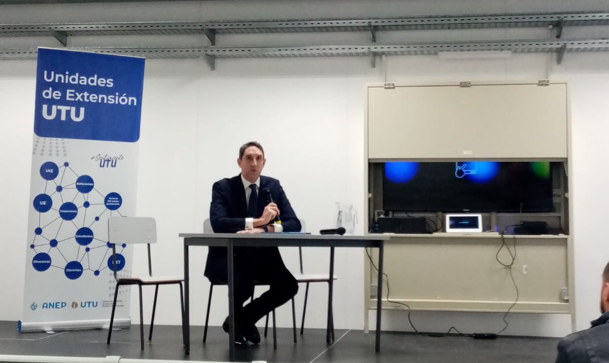 PachecoCapella's tweet photo. Hoy iniciamos el taller de capacitaciones sobre la #electromobilidad, explorando los beneficios y experiencias en la transición en Uruguay. Gracias @MIEM_Uruguay, @MAmbienteuy por este evento en el marco del Programa Move de @UNEP_LatAm. Subrayamos la importancia de las alianzas. https://t.co/JmJrigERZO