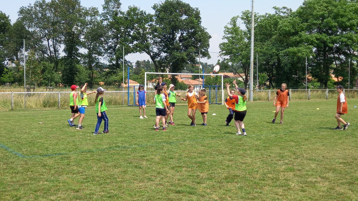 CPDEPS79's tweet photo. Rencontre rugby @usep_79  @VilleParthenay 250 élèves se sont retrouvés autour d'ateliers et d'un tournoi. Avec le SAP, le Handi Niort rugby Club, la FRNA R, les enseignants et les parents, les élèves ont pris beaucoup de plaisir. Merci à tous! @DSDEN79 @usepnationale @v_guggiari https://t.co/XAli7dcEP7