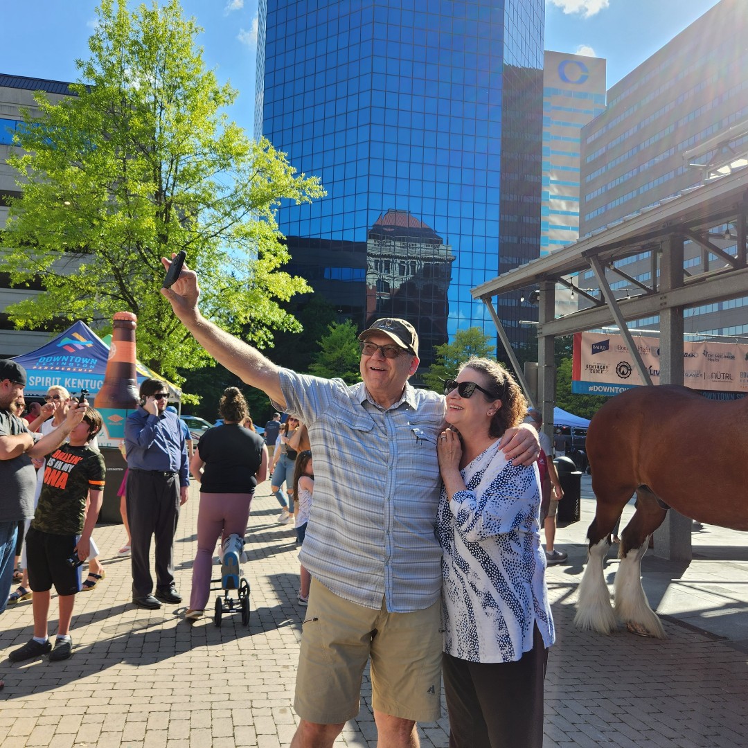 WiserStrategies's tweet photo. If you aren't downtown for @CentralBankCntr Thursday Night Live, you don't know what you're missing. Nancy Wiser couldn't resist getting close to a Clydesdale and sharing a laugh with @DLexPartnership staff. She also enjoyed unique art from Christine Kuhn and a rockin' band! https://t.co/0xWVj32rul