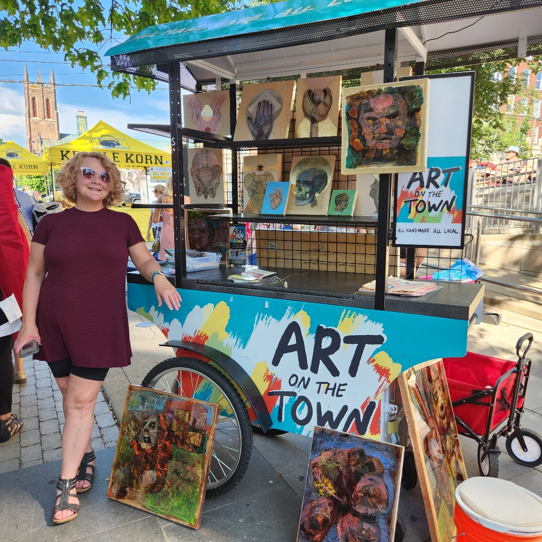 WiserStrategies's tweet photo. If you aren't downtown for @CentralBankCntr Thursday Night Live, you don't know what you're missing. Nancy Wiser couldn't resist getting close to a Clydesdale and sharing a laugh with @DLexPartnership staff. She also enjoyed unique art from Christine Kuhn and a rockin' band! https://t.co/0xWVj32rul
