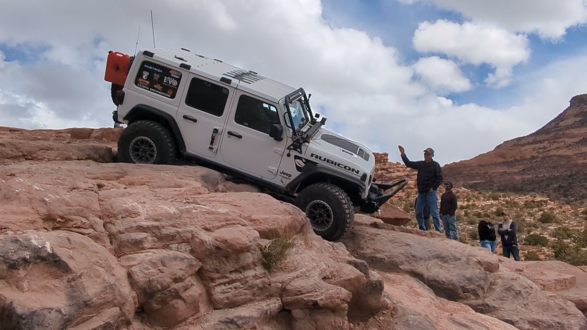desertjeeper's tweet photo. Steel Bender brought to you by the fine folks at @procompusa @metalcloak @fabtechoffroad #evomanufacturing @RCV_Performance #jeep #jeepwrangler #wrangler392 https://t.co/Kn59bBhH7C