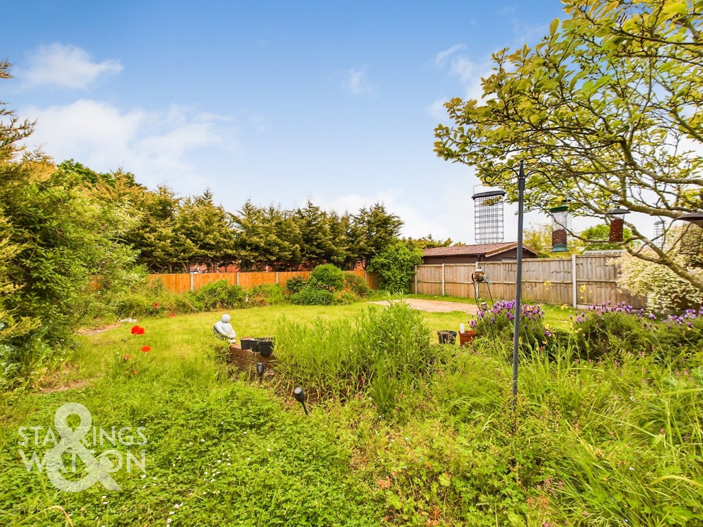 No Chain! | Detached Chalet Bungalow | 1940’s Built Bay Fronted Chalet | Three Bedrooms Over Two Floors | Driveway, Garage &amp; Private Sunny Gardens

Guide Price £335,000 to £350,000
📍 Hillside Road East, Bungay
🏡 View Full Details Here: ow.ly/xrMm50ONuX3