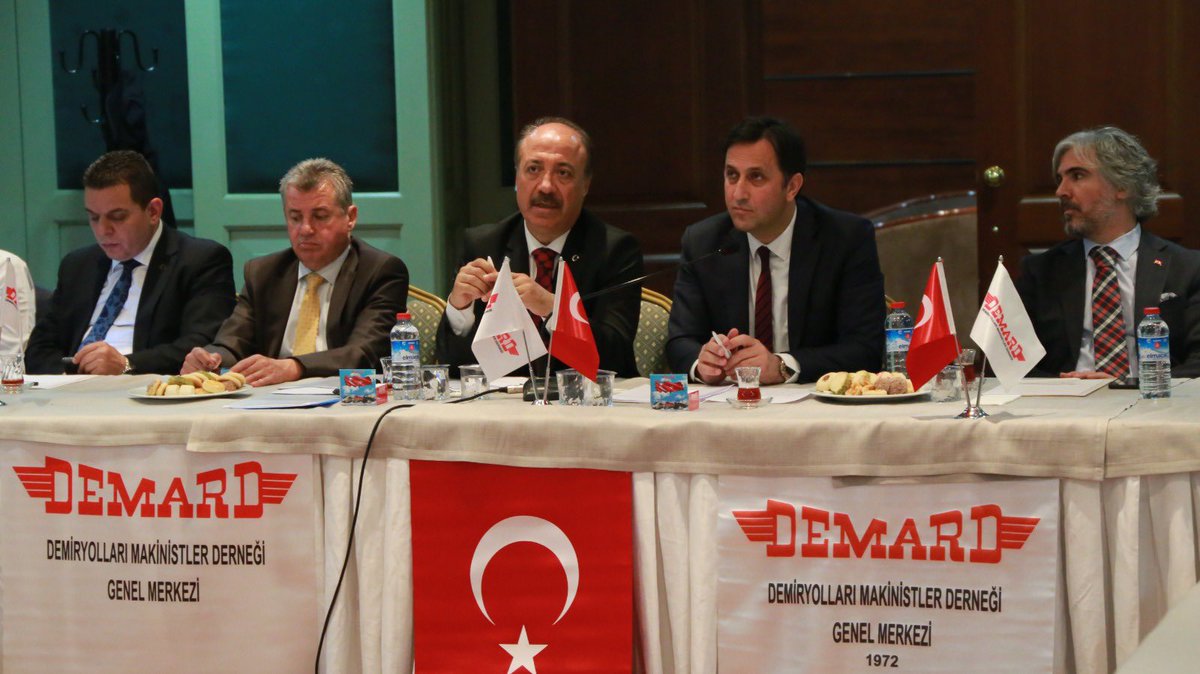 uyalcin_'s tweet photo. Demiryolları Makinistler Derneği @DEMARDGNLMRK Yürütme Kurulu Toplantısı’na katılım sağlayarak tren üzerinde çalışan personelimizin talepleri ve çözüm önerilerini dinledik. 

Genel Müdürlüğümüzün marka yüzü makinistlerimizle birlikte Türkiye Yüzyılı’nda dokunan, hisseden, çalışanın yanında duran bir yönetim anlayışıyla hareket etmek ve ortak akılla Milletimize en iyi hizmeti sunmak için var gücümüzle çalışıyoruz.
