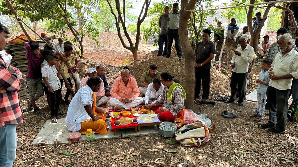 Jaydrathsinhji's tweet photo. આજરોજ હાલોલ તાલુકાના ગોપીપુરા ગામે ઘોડી ફળીયા ખાતે 1.00 લાખ લિટર ક્ષમતાનો ભૂગર્ભ પમ્પ,2500. મીટર લાંબી પાઇપ લાઈન, પમ્પીંગ અને વીજળીકારણ સહીતની કામગીરી, નર્મદા આધારિત PM-3A  જૂથ યોજના સહિતના અંદાજિત રૂ.20. લાખના કામોનું ખાતમુહૂર્ત કરવાનો અવસર પ્રાપ્ત થયો.. https://t.co/CnsuAlsIe0
