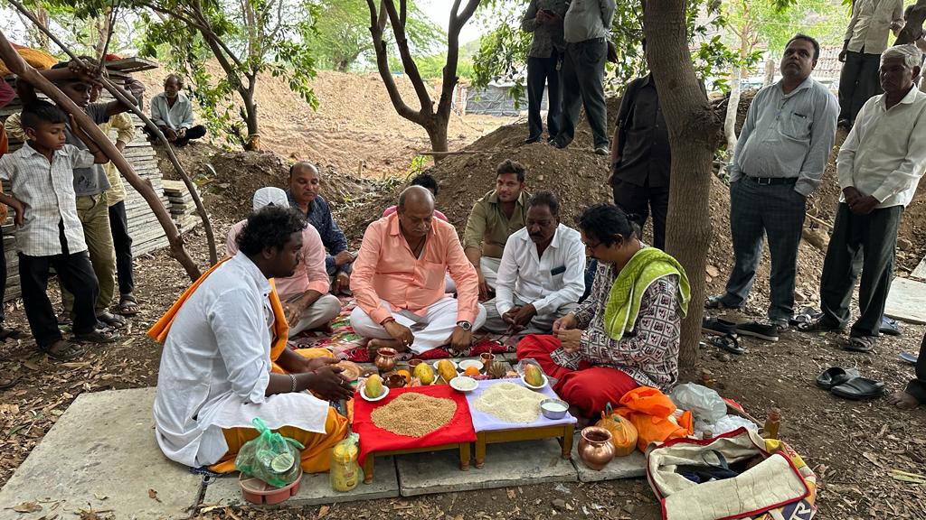 Jaydrathsinhji's tweet photo. આજરોજ હાલોલ તાલુકાના ગોપીપુરા ગામે ઘોડી ફળીયા ખાતે 1.00 લાખ લિટર ક્ષમતાનો ભૂગર્ભ પમ્પ,2500. મીટર લાંબી પાઇપ લાઈન, પમ્પીંગ અને વીજળીકારણ સહીતની કામગીરી, નર્મદા આધારિત PM-3A  જૂથ યોજના સહિતના અંદાજિત રૂ.20. લાખના કામોનું ખાતમુહૂર્ત કરવાનો અવસર પ્રાપ્ત થયો.. https://t.co/CnsuAlsIe0
