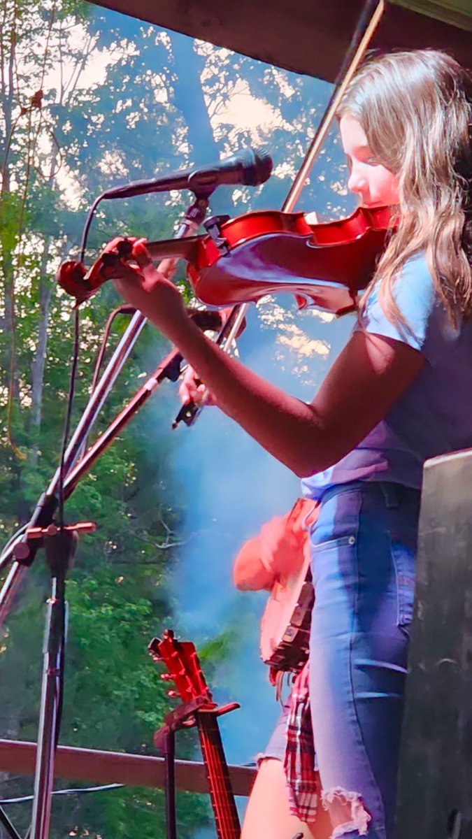 RebeccaFlatpick's tweet photo. West Virginia’s One Man Jam ‘23…the smoky background is not mountain mist—it’s a big ol’ bonfire! Nice to stay toasty well into the night as the music was 48 hrs nonstop. Cora Frazier joined me on fiddle, I got out the banjo!
#WestVirginia #westvirginiafestival #musicmom https://t.co/4tLSmFNXP6