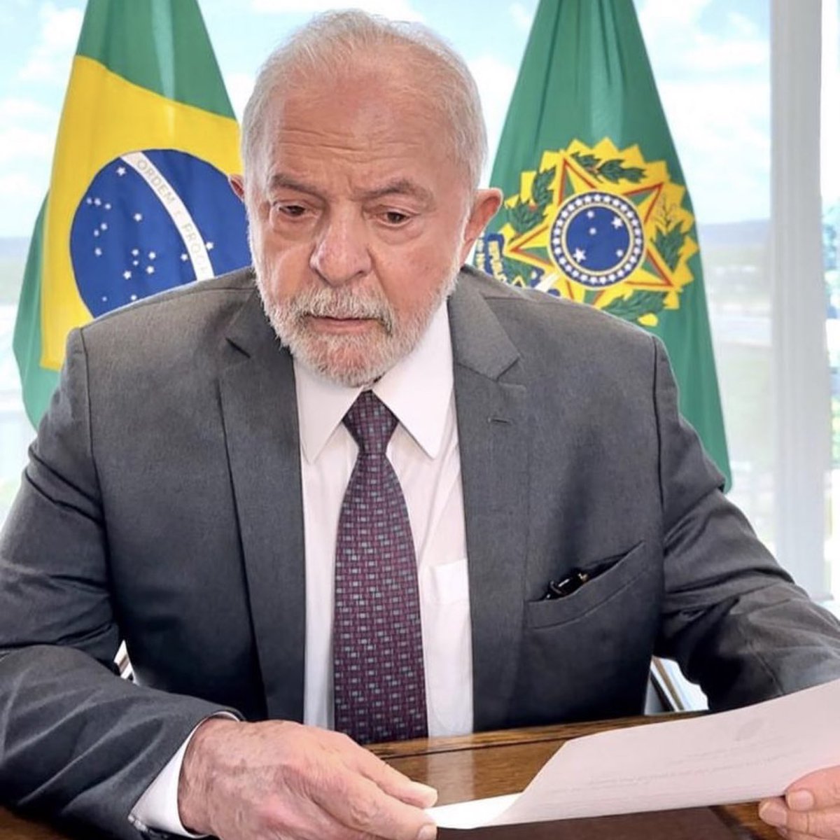 choquei's tweet photo. 🚨ATENÇÃO: Volodymyr Zelensky, presidente da Ucrânia, quer visitar Lula em Brasília. 

A viagem é para convencer o presidente a ir para a capital ucraniana num ato de reciprocidade e se alinhar mais sobre a guerra contra a Rússia. https://t.co/8fh1q0AIDS