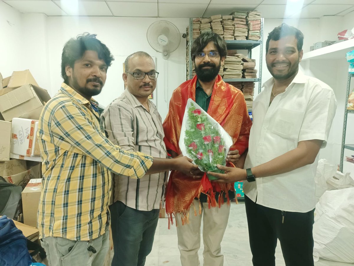 JSP_SLPOfficial's tweet photo. *ఈరోజు శేరిలింగంపల్లి నియోజకవర్గం ఇంచార్జ్ Dr మాధవరెడ్డి @drmaadhavareddy గారిని మర్యాదపూర్వకంగా శ్రీనివాస్ గారు, నగేష్ గారు,శాంతికన్నా గారు మరియు జనసైనికులు కలవడం జరిగింది...
@JanaSenaParty @PawanKalyan
@JSP_SLPOfficial #JoinWithJSP
@JSPTelangana
#JanasenaParty #PawanKalyan https://t.co/q9S3MEM0Hs