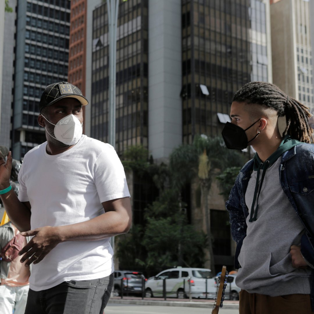 olazaroramos's tweet photo. Aqui vai um compilado de amor, carinho, dedicação e que vai fazer você entrar mais um poquinho no universo #UAIO, nossos bastidores eram repletos de trabalho árduo, amor pelo cinema, pela música e pelo que estávamos produzindo, nos dedicando em produzir o melhor musical do ano (palavras dos criticos, não minhas rsrsrs) especialmente para vocês. ❤️🔥