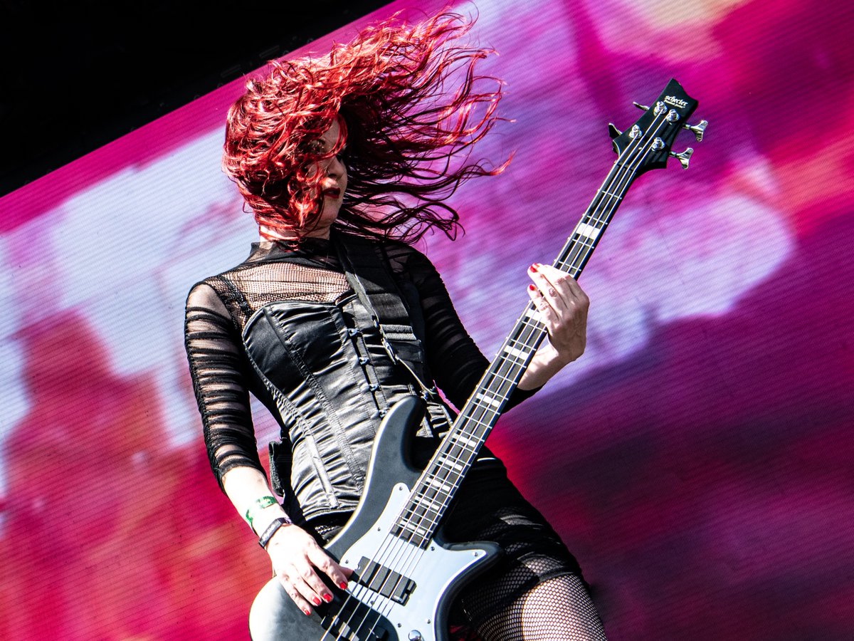 Great to see Nadja Peulen behind the bass with Coal Chamber on this Summer’s The Psychotherapy Sessions with Mudvayne, Gwar, Nonpoint, and Butcher Babies! 

Tour info: bit.ly/3qKg8vu

#MesaArtist #NadjaPeulen #CoalChamber
#MesaBoogie #MesaForBass