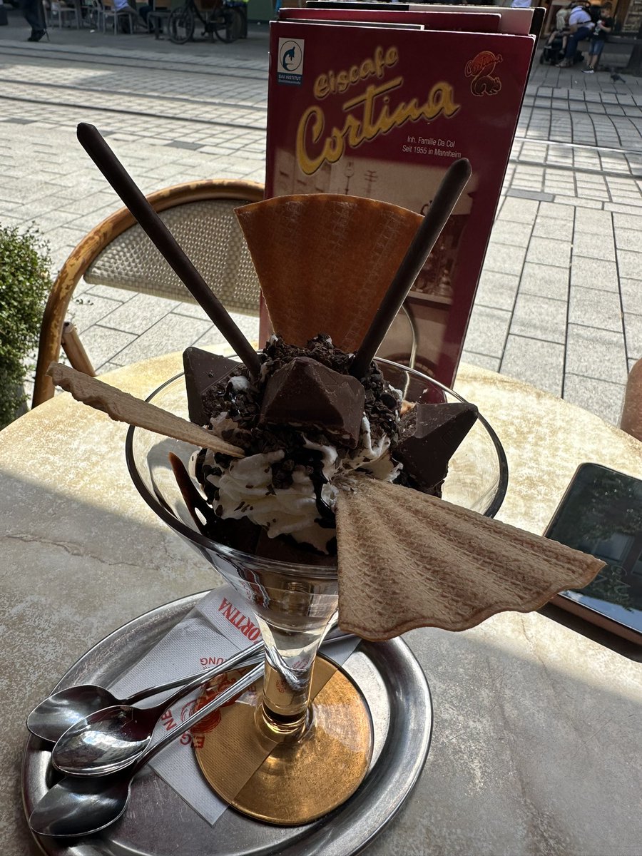 beck_frau's tweet image. It was the perfect day for a little bit of school and then a #gappexchanges trip to Schwetzingen castle and gardens. I also split a Toblerone Becher when we got back to Mannheim … because why not?