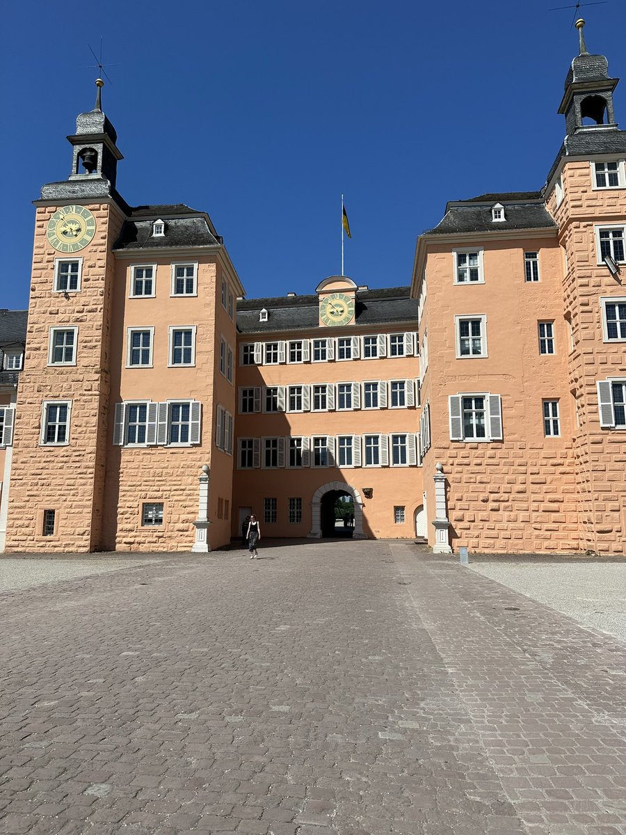 beck_frau's tweet image. It was the perfect day for a little bit of school and then a #gappexchanges trip to Schwetzingen castle and gardens. I also split a Toblerone Becher when we got back to Mannheim … because why not?