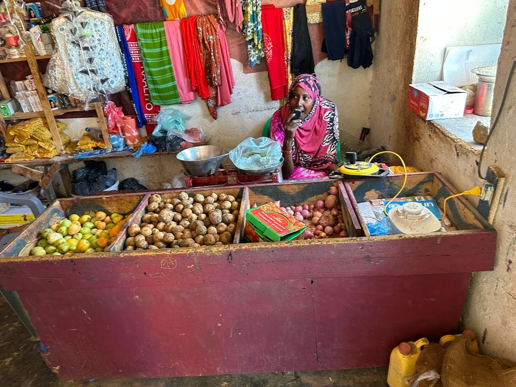 helloyux's tweet image. Collaborating for change! 🤝✨
Join us and @RESCUEorg as we drive participatory design to support vendors&apos; access to capital in crisis-affected markets. Together, we&apos;re creating opportunities for growth and resilience.
#ParticipatoryDesign #VendorSupport #HCD #Yuxdesign