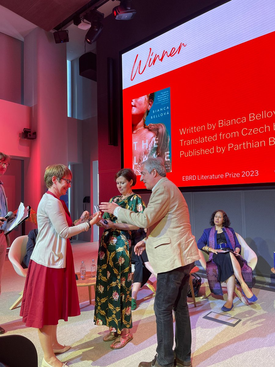 EBRD's tweet photo. 🥁 📚 🏆 And the winner of the #EBRDLiteraturePrize2023 is The Lake by @BiancaBellova, translated by @alexjzucker published by @parthianbooks!

Congratulations to our winners! What a tremendous book! https://t.co/c92WJ1jvoa