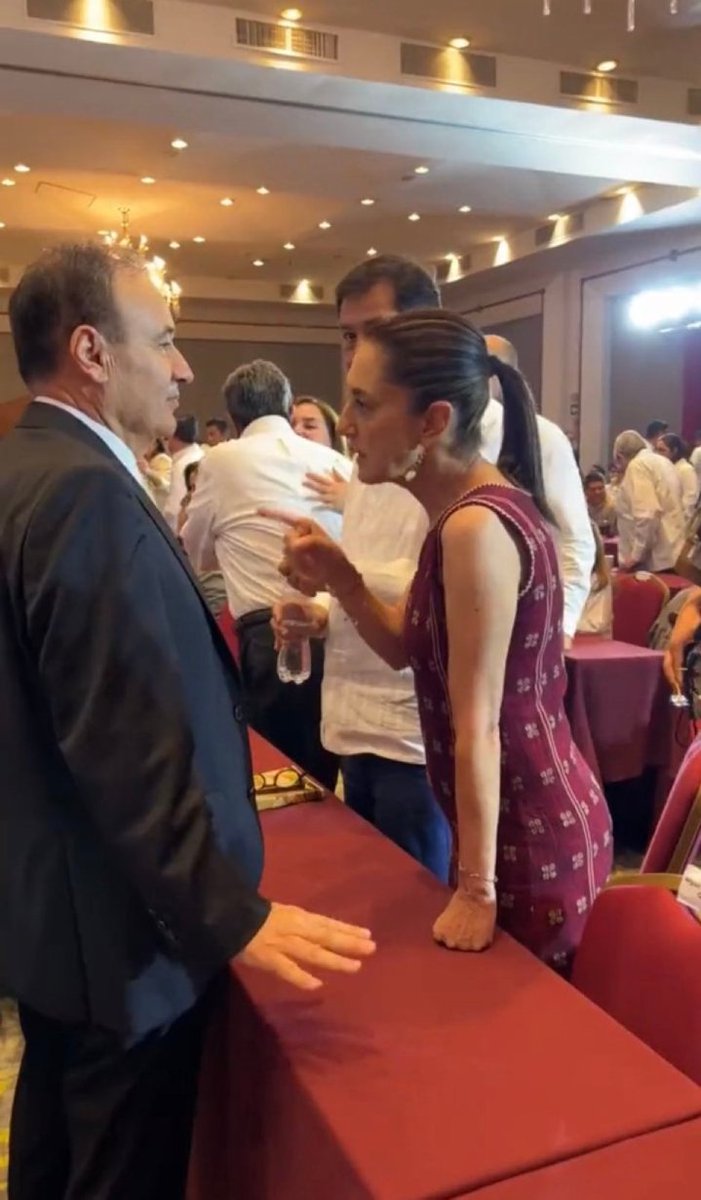 Autoritarismo? Prepotencia? Advertencia? Centralismo? Empoderamiento? Sumisión? Amenaza? Que define mejor a esta imagen?

O simplemente <a href="/Claudiashein/">Claudia Sheinbaum Pardo</a> dejo ver el verdadero rostro de su liderazgo , uno que se asemeja mas al de Adolfo Hitler, que al de Benito Juárez...