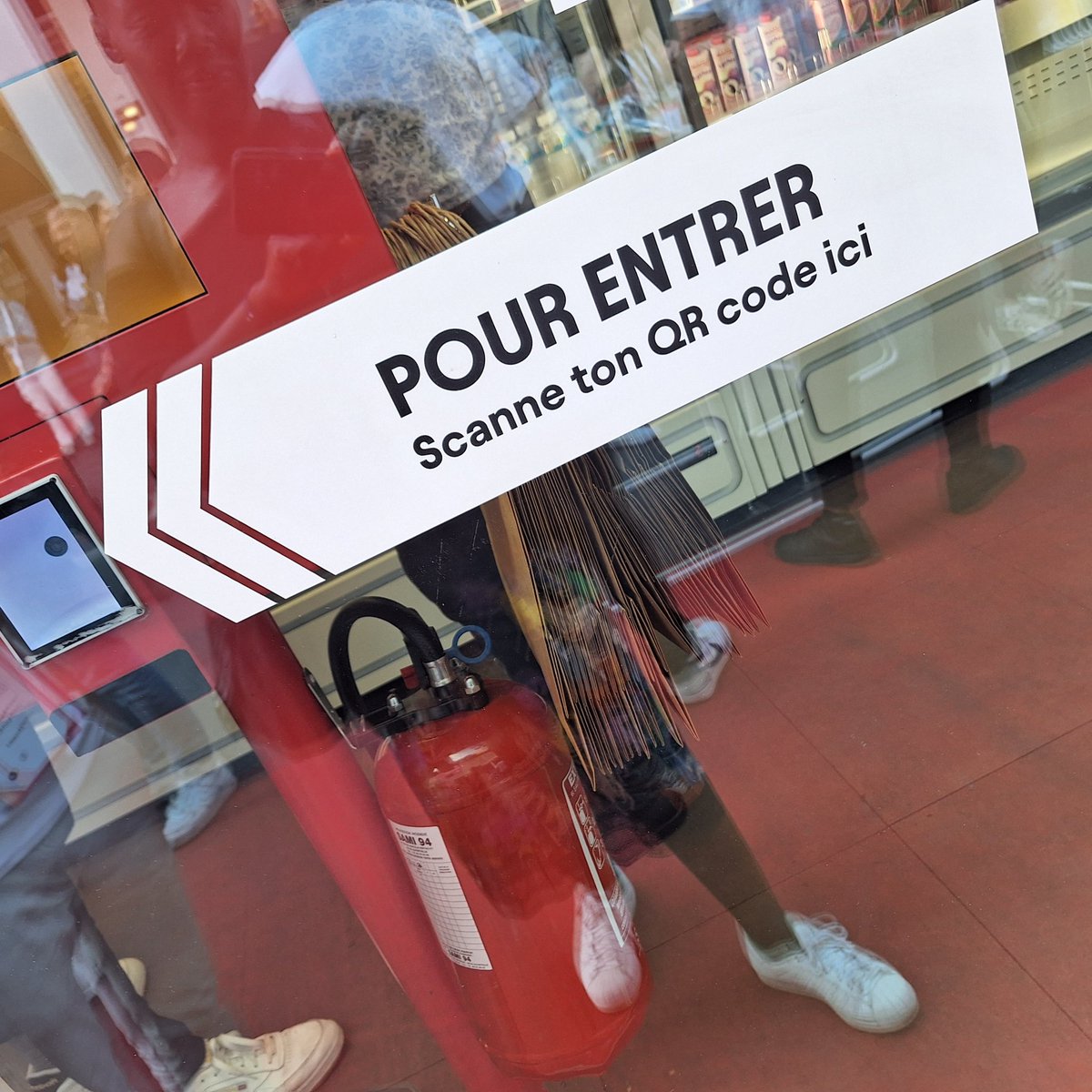 Une fringale pendant la nuit? La superette #Boxy connectée 24h/24h ! Pour entrer il suffit de scanner le QR code @VivaTech #efap #VivaTech #foodcraving