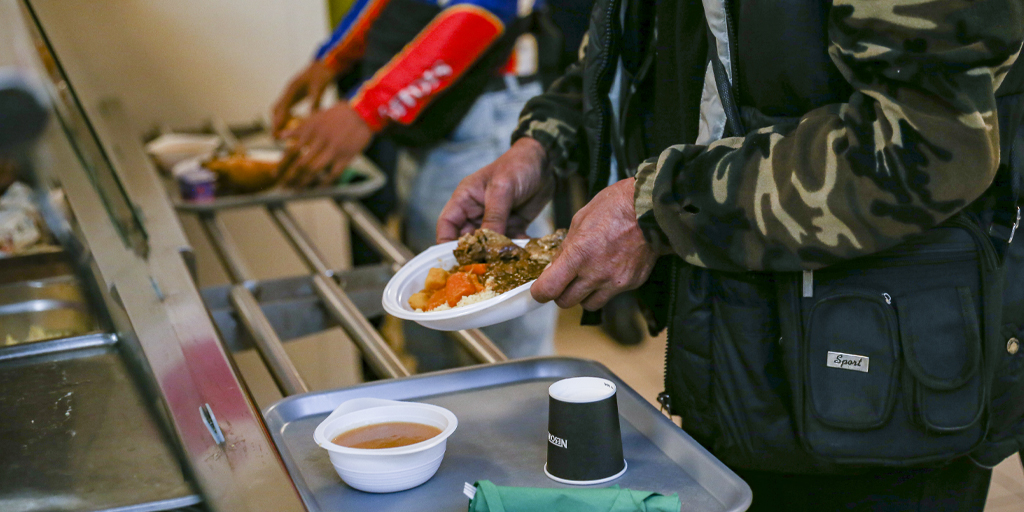restosducoeur's tweet photo. [Journée mondiale contre la #faim]
+22% de personnes supplémentaires  par rapport à la même période que l’année dernière aux Restos, une hausse massive et inédite 😱  A quand la fin de la faim ? 🤗

Soutenez-nous sur https://t.co/s4Le5McD2E

#OnCompteSurVous #solidarite #pauvrete https://t.co/mbTVdBBIQe