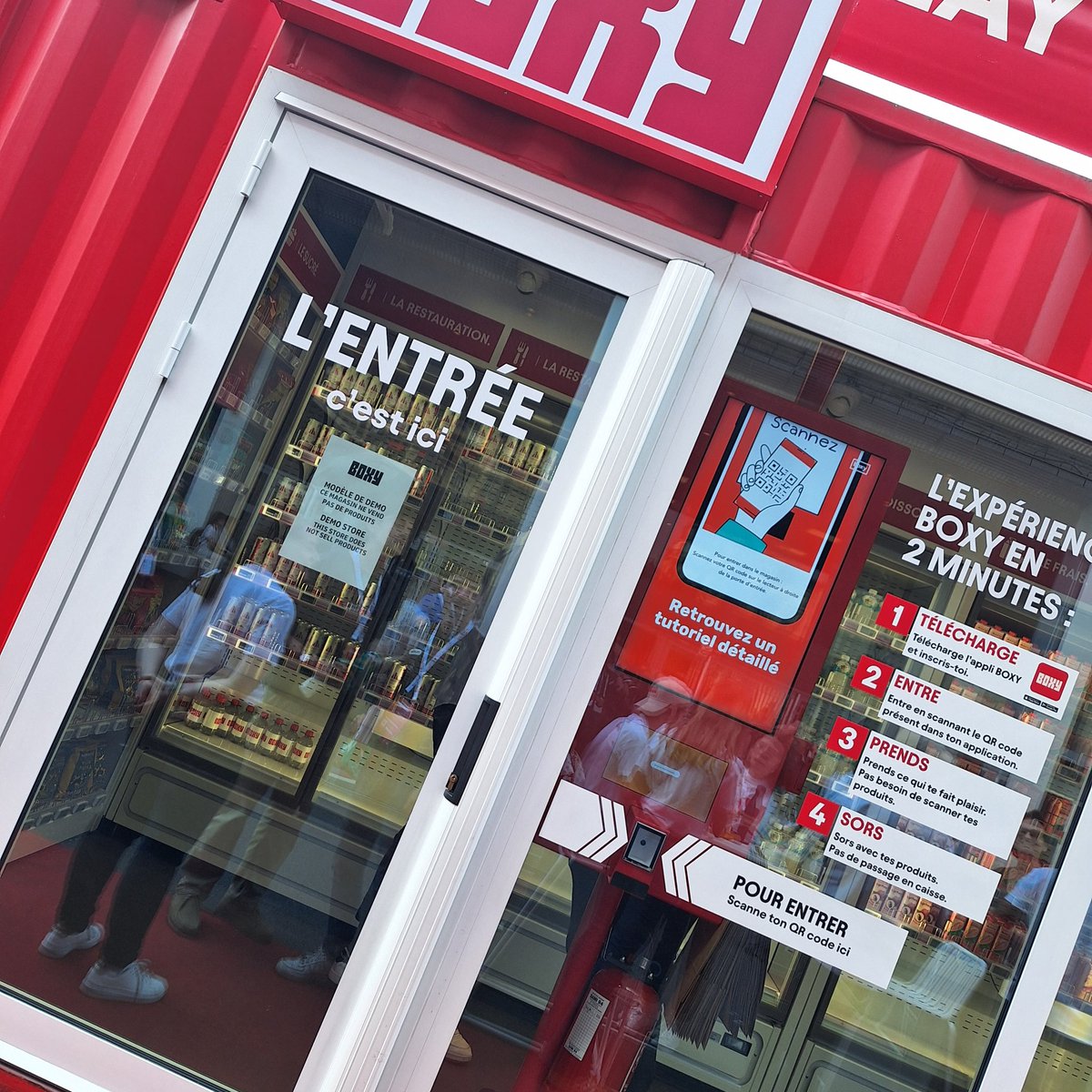Graldin's tweet photo. Une fringale pendant la nuit? 
La superette #Boxy connectée 24h/24h ! Pour entrer il suffit de scanner le QR code @VivaTech #efap #VivaTech #foodcraving https://t.co/p1G2RGKgOI