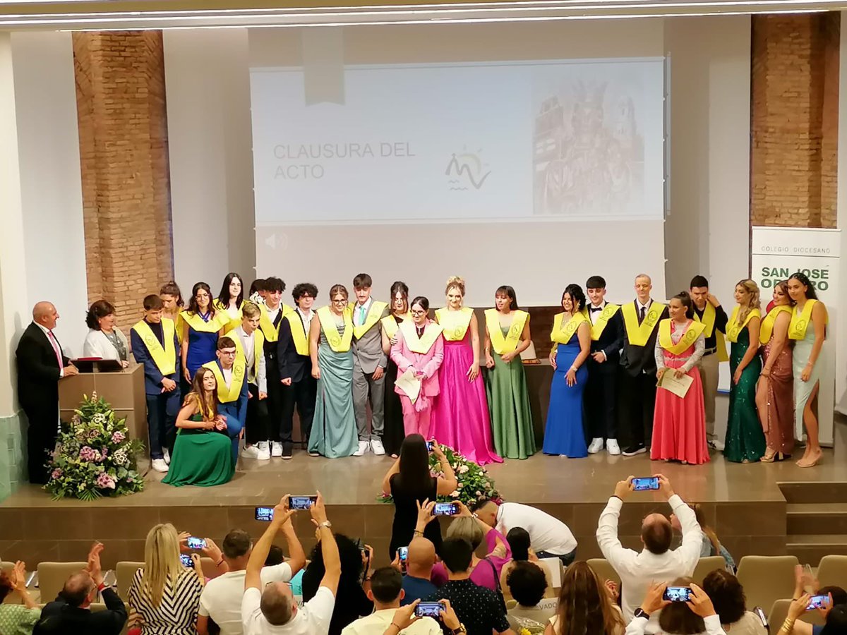SJObrero's tweet photo. 👨🏻‍🎓 GRADUACIÓN 4.° ESO 👩🏻‍🎓
Celebramos la #Graduación de 4º, una fiesta llena de emociones y sentimientos.
Vuestro éxito es el resultado de los esfuerzos día a día. ¡Seguid así! Y creed en la magia de los nuevos comienzos ✨
¡Siempre SJO! 
#ColegiosDiocesanos #CaminamosJuntos https://t.co/TdV6Bj6G9t