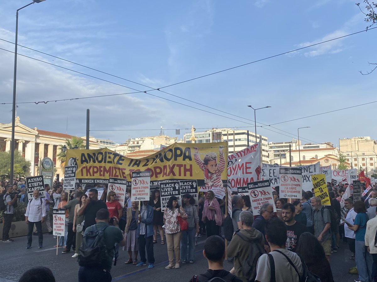 Αντιρατσιστικό συλλαλητήριο τώρα στα Προπύλαια για το πολύνεκρο ναυάγιο στην Πύλο