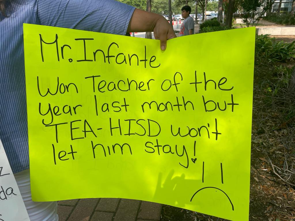 HoustonCVPE's tweet photo. Parents and children from 5 NES “reconstitution” elementary schools- Berry, Elliot, Pugh, Martinez, and Scroggins-protesting at HMW with homemade signs in support of their teachers

HISD Press Guy told parents to move outside the fence. They said no. Families matter! https://t.co/vLEJvW0bKa